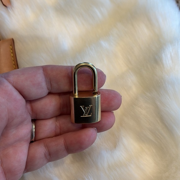 🤩 AUTHENTIC Louis Vuitton clochette (Key bell) ➕ keys, lock dust bag and box - Picture 3 of 5